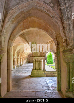 Das Kloster, Abtei von Fontenay, Burgund, Frankreich. Spät romanischer Architektur in der zisterziensischen Stil. Stockfoto