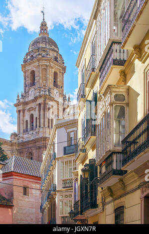 Malaga, Andalusien, Spanien. Blick auf den Dom und Häuser mit Arabesque (MUDEJAR) Balkone. Stockfoto