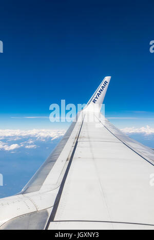 Frankreich - 12. Juni 2017: Boeing 737-8AS (reg Nummer EI-DCK), betrieben von RyanAir, Flüge über die europäischen Alpen. Blick durch das Fenster Stockfoto