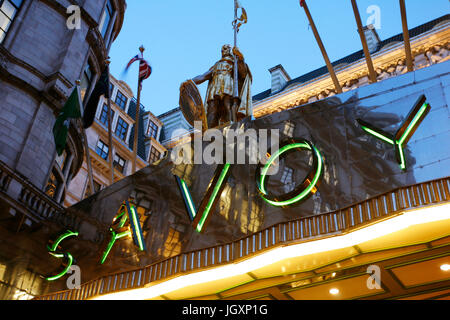 Außenansicht der Savoy Hotel, erste Luxus Britain's Hotel im Zentrum von London, im Jahr 1889 eröffnete und 2007 wegen Renovierungsarbeiten im Oktober 2010 wieder geschlossen. Stockfoto