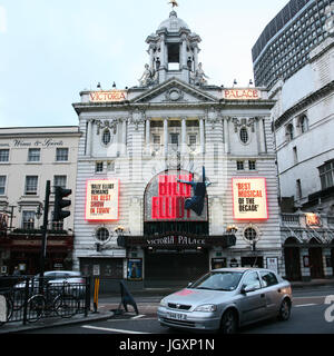 London, UK - 27. Februar 2011: Außenansicht des Victoria Palace Theatre befindet sich an der Victoria Street, City of Westminster, seit 1911, entworfen von Fra Stockfoto