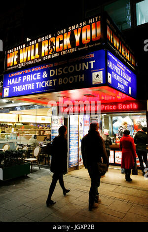 London, UK - 11. Dezember 2012: Leicester Square Ticket Box Office, es gibt viele Chancen, ermäßigte Theaterkarten, sogar einen halben Preis für L finden Stockfoto