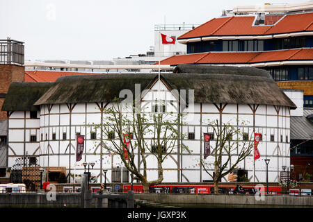 London, UK - 14. Juni 2012: Außenansicht von Shakespeare ist GlobeTheatre, befindet sich auf 21 New Globe Walk, Southwark London, seit 1997, entworfen von Penta Stockfoto