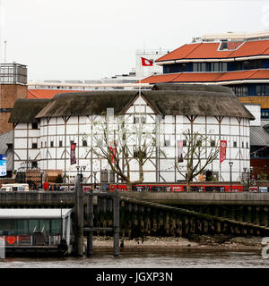 London, UK - 14. Juni 2012: Außenansicht von Shakespeare ist GlobeTheatre, befindet sich auf 21 New Globe Walk, Southwark London, seit 1997, entworfen von Penta Stockfoto