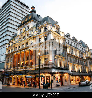 London, UK - 30. Oktober 2012: Außenansicht von Her Majesty es Theatre am Haymarket, entworfene Stadt von Westminster, seit 1705, Charles J. Ph Stockfoto