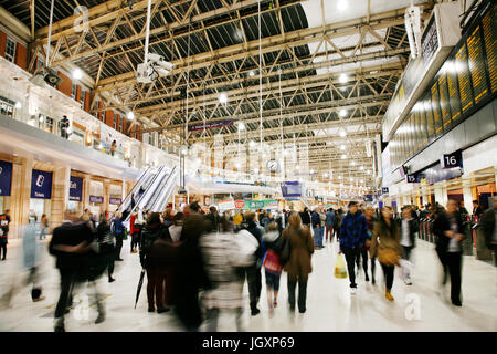 London, UK - 13. Oktober 2012: Innenansicht der Waterloo Station, anwesenden, seit 1848, zentralen London Kopfbahnhof verkehrsreichsten Kopfbahnhof Stockfoto
