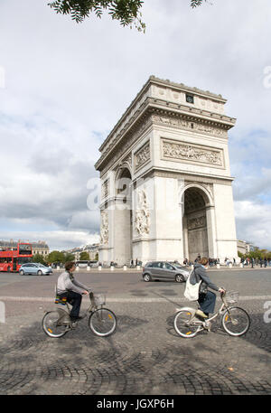 Paris, Frankreich - 25. September 2010: Tourist in Paris Radfahren rund um Paris berühmteste Monument Arc de triumph Stockfoto