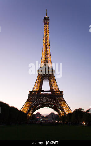 Paris, Frankreich - 25. September 2010: Eiffelturm in der Nacht. Diese markanten Turm wurde 1889 errichtet und ist die am meisten Wahrzeichen von Paris und Frankreich. Stockfoto