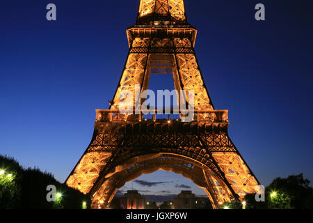 Paris, Frankreich - 25. September 2010: Eiffelturm in der Nacht. Diese markanten Turm wurde 1889 errichtet und ist die am meisten Wahrzeichen von Paris und Frankreich. Stockfoto