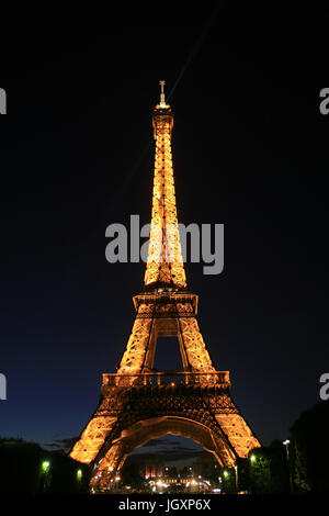 Paris, Frankreich - 25. September 2010: Eiffelturm in der Nacht. Diese markanten Turm wurde 1889 errichtet und ist die am meisten Wahrzeichen von Paris und Frankreich. Stockfoto