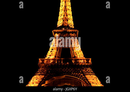 Paris, Frankreich - 25. September 2010: Eiffelturm in der Nacht. Diese markanten Turm wurde 1889 errichtet und ist die am meisten Wahrzeichen von Paris und Frankreich. Stockfoto