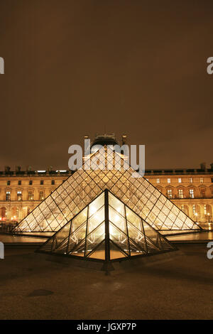 Frankreich, Paris - 24. September 2010: Nachtansicht des Louvre, Glaspyramide präsent, weltweit größten Museen, am meisten besuchten Museum, mehr als 8 Millionen Stockfoto