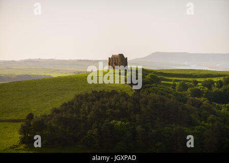 St. Catherines Kapelle hoch auf dem Hügel über Abbotsbury mit Portland in der Ferne, Dorset, England, UK Stockfoto