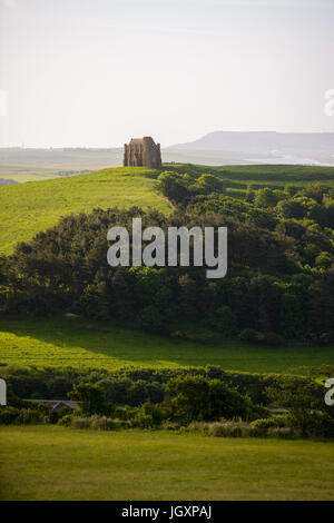 St. Catherines Kapelle hoch auf dem Hügel über Abbotsbury mit Portland in der Ferne, Dorset, England, UK Stockfoto