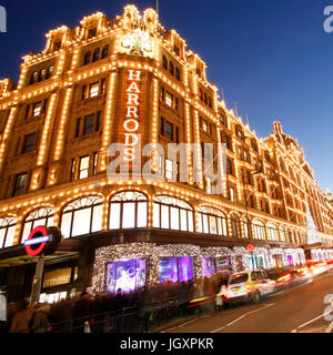 LONDON - 8.Dez: Nacht Ansicht von Harrods mit Weihnachtsdekoration auf 8. Dezember 2012, London, UK. Das Kaufhaus wurde im Jahre 1824 eröffnet und jetzt ist es auf Stockfoto