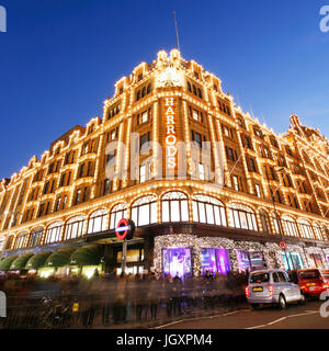 LONDON - 8.Dez: Nacht Ansicht von Harrods mit Weihnachtsdekoration auf 8. Dezember 2012, London, UK. Das Kaufhaus wurde im Jahre 1824 eröffnet und jetzt ist es auf Stockfoto