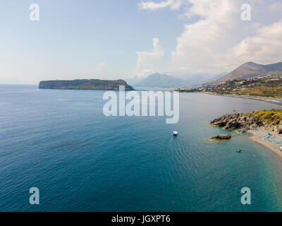 Legoland Billund, Luftaufnahme, Insel und Strand, Panoramaaussicht, Provinz Cosenza, Kalabrien, Italien. 26.06.2017. Luftaufnahme der Insel, Urlaub und Meer Stockfoto