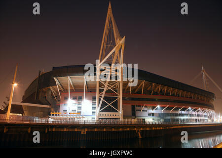 Cardiff, UK - 28. März 2011: Außen Ansicht des Cardiffs Millennium Stadium. Das Stadion wurde 1999 eröffnet und jetzt ist es die Heimat von Wales nationa Stockfoto