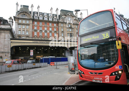 LONDON - NOV 7: Außenansicht von Victoria Station, seit 1860 zweitgrößte Kopfbahnhof nach Waterloo, serviert von 73 Millionen Passagiere zwischen 2010 Stockfoto