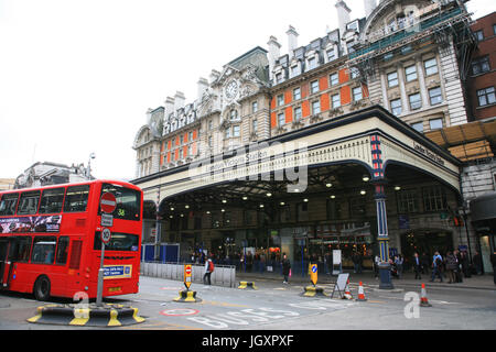 LONDON - 4 Nov.: Außenansicht von Victoria Station, seit 1860 zweitgrößte Kopfbahnhof nach Waterloo, serviert von 73 Millionen Passagiere zwischen 2010 Stockfoto