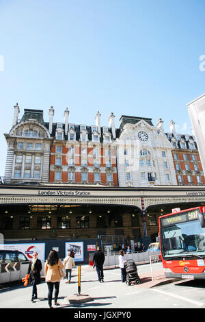 LONDON - 30.April: Außenansicht von Victoria Station, seit 1860 zweitgrößte Kopfbahnhof nach Waterloo, 73 Millionen Passagiere zwischen serviert Stockfoto