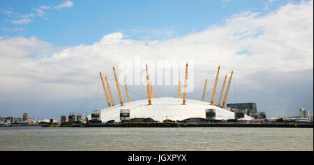 LONDON - 27 AUGUST: The Millennium Dome, auch genannt O2 Arena am 27. August 2011 in London, Vereinigtes Königreich. Die Kuppel, abgeschlossen im Jahre 1999 von dem Architekten Richard Rog Stockfoto