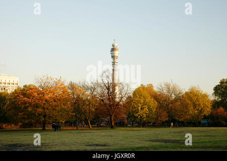 LONDON - NOV 11: BT Tower, 177 Meter hoch, höchste Gebäude in Großbritannien, im Besitz von BT Group, am 11. November 2012, London, UK. Der BT Tower ist bisher bekannt Stockfoto