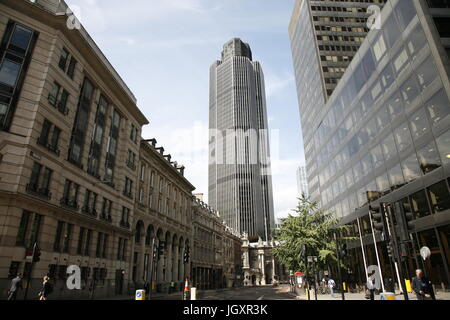 LONDON - 30 Juli: Außenansicht des Tower 42, ein Wolkenkratzer in der City of London, 183 Metern Höhe, 47 Stockwerke, schloss 1980, gesehen vom Fußgänger Stockfoto