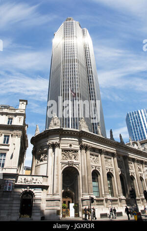 LONDON - 25 Mai: Außenansicht des Tower 42, ein Wolkenkratzer in der City of London, 183 Metern Höhe, 47 Stockwerke, schloss 1980, gesehen vom Fußgänger w Stockfoto