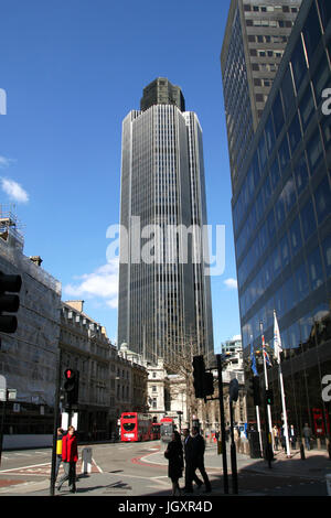 LONDON - 8. APRIL: Außenansicht des Tower 42, ein Wolkenkratzer in der City of London, 183 Metern Höhe, 47 Stockwerke, schloss 1980, gesehen vom Fußgänger Stockfoto