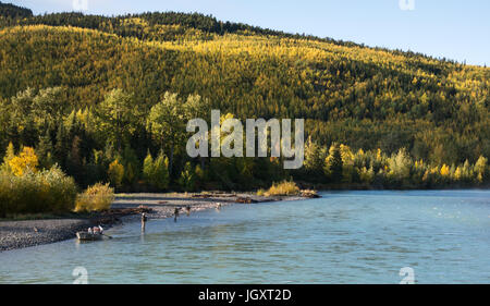 Knie tief im Russian River, Alaska Fischer haben Linien beim warten auf den Fisch. Stockfoto