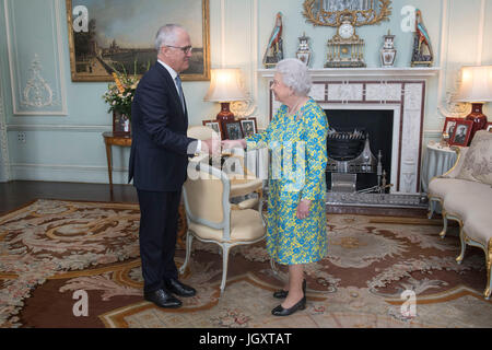 WEITERVERBREITETEN Korrektur Rechtschreibung von AUSTRALIAN PM Königin Elizabeth II trifft Premierminister von Australien Malcolm Turnbull während einer Audienz im Buckingham Palace in London. Stockfoto