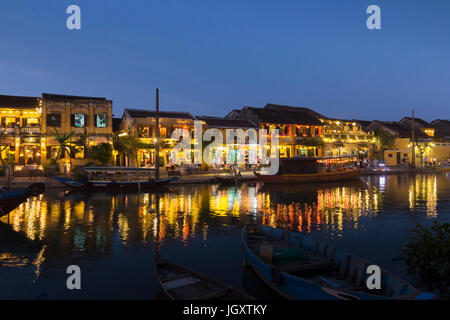 Die alte Stadt bei Nacht über den Thu Bon Fluss, Hoi an, Vietnam Stockfoto