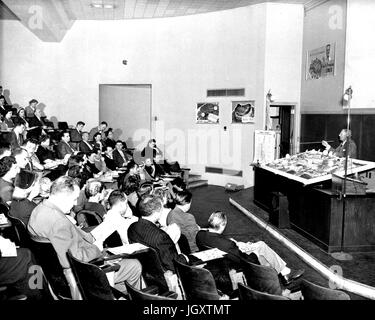 Ein Abendkurs Hochschule Johns-Hopkins-Universität befindet sich in einem Hörsaal Heften Notizen als Professor an der Vorderseite des Raumes einen Vortrag, 1930 steht. Stockfoto