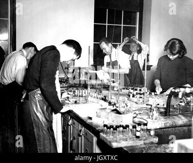 Johns Hopkins University Abend College-Studenten führen eine wissenschaftliches Experiment, in Baltimore, Maryland, 1930. Stockfoto