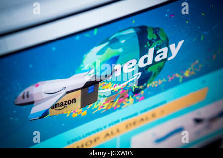 Die Amazon-Webseite fördert ihre selbsternannten "Prime-Day" am Dienstag, 11. Juli 2017. Dies ist das dritte Jahr, die Amazon Schnäppchen und Angebote in Hülle und Fülle zu Amazon Prime Shopper auf dieser eintägigen selbsternannten Urlaub Veranstaltung anbietet. Ursprünglich erstellt nutzt um fördern Prime-Mitgliedschaft, aber da ein Viertel der Haushalte in den Vereinigten Staaten sind Mitglieder des Prime der Einzelhandelsgigant Förderung, schieben Sie ihre Streaming-Dienste und Alexa, die sprachaktivierte Assistent. (© Richard B. Levine) Stockfoto