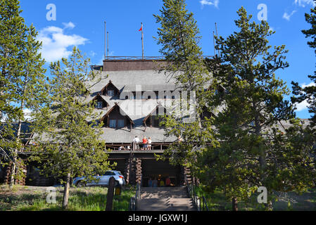 YELLOWSTONE-Nationalpark, WYOMING - 25 Juni 21017: Old Faithful Inn. Eines der berühmtesten und historische Hotels in Yellowstone begann einladend gue Stockfoto