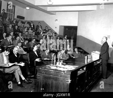 Ein Abendkurs Hochschule Johns-Hopkins-Universität befindet sich in einem Hörsaal Heften Notizen als Professor an der Vorderseite des Raumes einen Vortrag, 1930 steht. Stockfoto