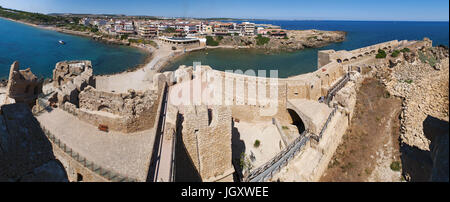 Kalabrien, Italien: Ionische Meer und die Aragonesen Burg Le Castella, eine Festung auf einem kleinen Landstreifen im gleichnamigen Weiler Isola Capo Rizzuto Stockfoto