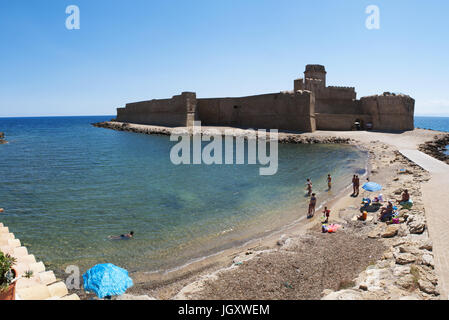 Kalabrien, Italien: Ionische Meer und die Aragonesen Burg Le Castella, eine Festung auf einem kleinen Landstreifen im gleichnamigen Weiler Isola Capo Rizzuto Stockfoto