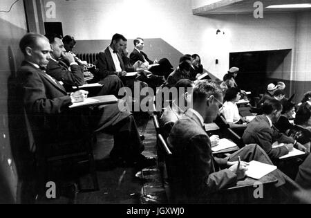 Johns Hopkins University Abend College-Studenten sitzen in einem Hörsaal, Notizen, 1930. Stockfoto