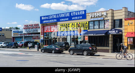 Ein Lichthaus befindet sich in einer kleinen Einkaufsstraße im Woodside Stadtteil Queens in New York auf Sonntag, 9. Juli 2017 kündigt die Schließung des Marktes. (© Richard B. Levine) Stockfoto