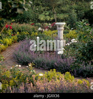 Brunnen in einem georgianischen Stil Garten Stockfoto