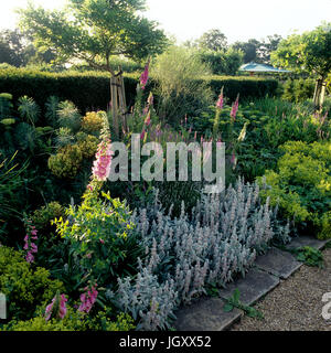 Blumen in einem georgianischen Stil Garten Stockfoto