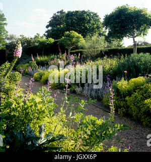 Blumen in einem georgianischen Stil Garten Stockfoto