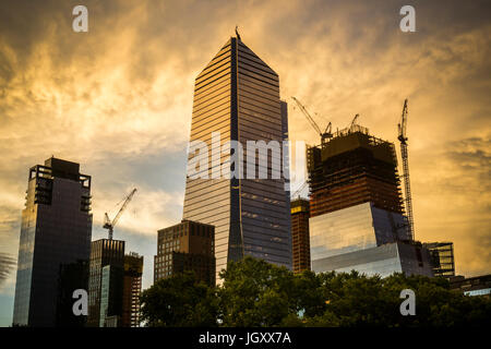 Sonnenuntergang über 10 Hudson Yards, Center und andere Hudson Yards Entwicklung in New York auf Samstag, 1. Juli 2017. (© Richard B. Levine) Stockfoto