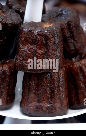 Cannelé de Bordeaux, französisches Gebäck aus der Region Bordeaux in Frankreich, auch bekannt als Caneles De Bordeaux sind Französisch Rum und Vanille Kuchen Stockfoto