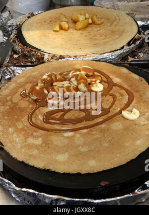 Französische Crepes mit Bananen, Obst und Schokolade Sirup zubereitet am Grill während der Meuterei auf der Astral Strassenfest in New York City Stockfoto