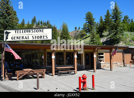 YELLOWSTONE-Nationalpark, WYOMING - 25 Juni 21017: Turm Herbst Gemischtwarenladen. Yellowstone-Warenhäusern verfügt über insgesamt 12 Filialen bequem lokalisieren Stockfoto