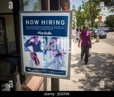 Eine Einstellungen Zeichen außerhalb eines Marshalls Kaufhauses im Stadtteil Long Island City in Queens in New York am Sonntag, 9. Juli 2017 informiert Passanten der Einzelhandel Chancen innerhalb. (© Richard B. Levine) Stockfoto